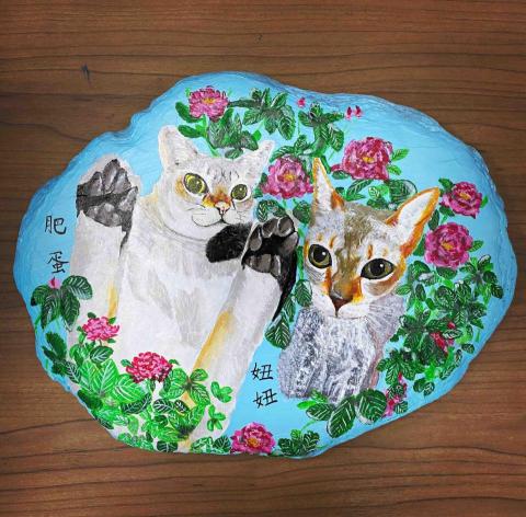 畫布、石頭彩繪(寵物、人物肖像似顏繪) - 石頭彩繪具有特色及紀念價值，此幅兩隻畫一起加價$300，定價$1,800。