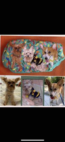 畫布、石頭彩繪(寵物、人物肖像似顏繪) - 飼主養了三隻毛孩，其中兩隻已到汪星球，另一隻年紀也很大了，希望能將三隻畫在一起入畫，此幅售價$2,100(一同入鏡一隻寶貝加價$300)。