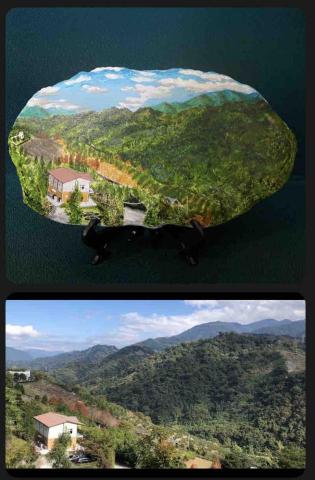 畫布、石頭彩繪(寵物、人物肖像似顏繪) - 下圖為客戶提供照片，上圖為臨摹成品，客戶說她老家住在美麗的山坡上，希望能將山谷風景一一呈現。此顆售價$2000。