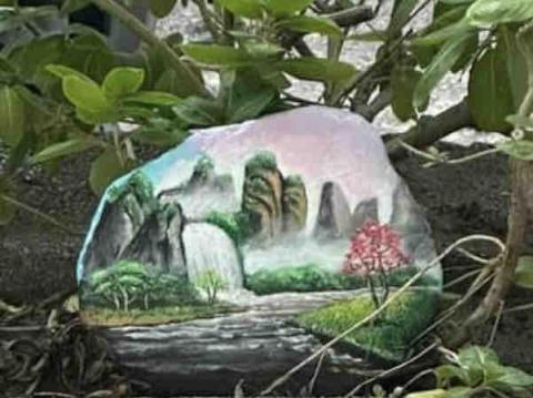 畫布、石頭彩繪(寵物、人物肖像似顏繪) - 此顆為練習山水畫用，後經客戶喜愛挑中賣出，尺吋大約成人男性手掌張開大，售價$800元。