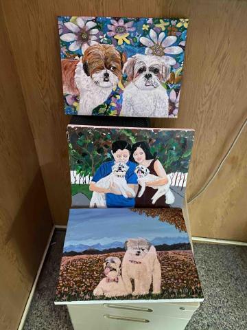 畫布、石頭彩繪(寵物、人物肖像似顏繪) - 此為8號無框油畫布成品，每幅$2,500。基本上每加畫一隻寶貝毛孩加$300。(可議價)