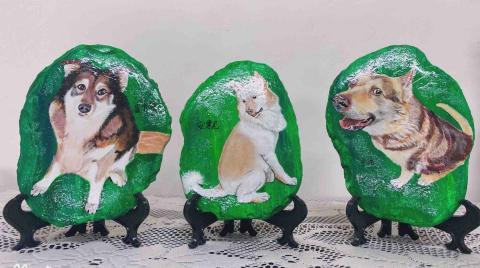 畫布、石頭彩繪(寵物、人物肖像似顏繪) - 客戶一次下訂3顆石彩，因背景較簡單，故每顆報價$800元，一次訂兩顆以上有優惠。