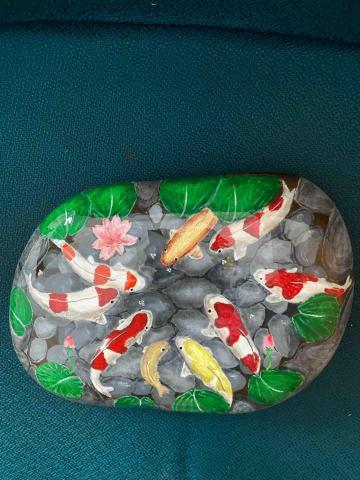 畫布、石頭彩繪(寵物、人物肖像似顏繪) - 鯉魚潭九尾魚有荷花相伴風水池，尺吋大約兩手掌大小。
寓意象徵長久、吉利有餘。後來客戶相中賣給有緣人，售價$800元。