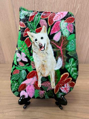 畫布、石頭彩繪(寵物、人物肖像似顏繪) - 客戶要求背景要有大型觀葉植物，極具紀念價值，定價$1,500。