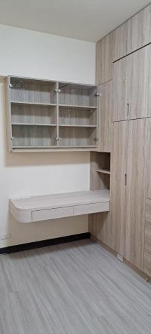 固美室內裝修 - 圓角書桌+玻璃展示吊櫃