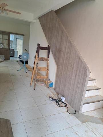 固美室內裝修 - 樓梯扶手。廚房拉門