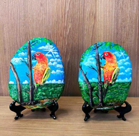 畫布、石頭彩繪(寵物、人物肖像似顏繪) - 此為客戶要求畫兩顆一樣的，說是一個擺家裡，一個擺公司當擺飾。具有特色及紀念價值，此幅定價每顆$1,500，一次下訂兩顆有優惠。