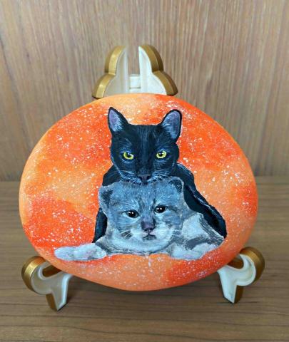 畫布、石頭彩繪(寵物、人物肖像似顏繪) - 石頭彩繪最有特色，極具紀念、收藏價值，可適應外在環境，防水、防塵不易退色，顏料保固一年，此顆訂價$1,800。