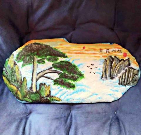 畫布、石頭彩繪(寵物、人物肖像似顏繪) - 此幅適合放置長輩家中擺件，寓意為延年益壽風水石。[松柏長青]售價$2,000元。