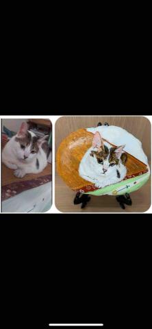 畫布、石頭彩繪(寵物、人物肖像似顏繪) - 左圖為客戶來圖照片，希望[原圖重現]完整入畫，右圖為手繪成品，極具紀念收藏價值。訂價$1,500元。