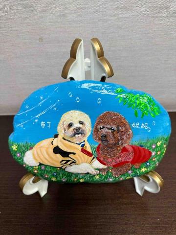 畫布、石頭彩繪(寵物、人物肖像似顏繪) - 手繪成品，極具紀念收藏價值。(此幅兩隻一起加價300元，定價$1,800)