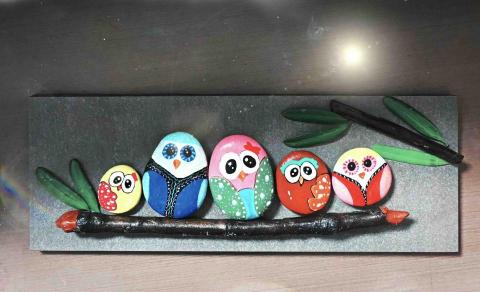 畫布、石頭彩繪(寵物、人物肖像似顏繪) - 貓頭鷹家族，可置室外陽台，防雨淋，防塵。訂價$800。