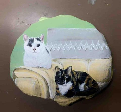 畫布、石頭彩繪(寵物、人物肖像似顏繪) - 石頭彩繪具有特色及紀念價值，此顆兩隻畫一起加價$300，定價$1,800。