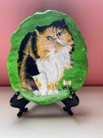 畫布、石頭彩繪(寵物、人物肖像似顏繪) - 石頭彩繪顯特色，極具紀念、收藏價值，可適應外在環境，防水、防塵不易退色，顏料保固一年。(此背景較為簡單，故定價$800)