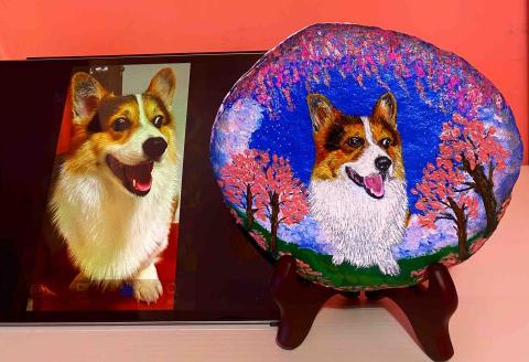 畫布、石頭彩繪(寵物、人物肖像似顏繪) - 左圖為客戶來圖照片，右圖為手繪成品，極具紀念收藏價值。(定價$1,500)