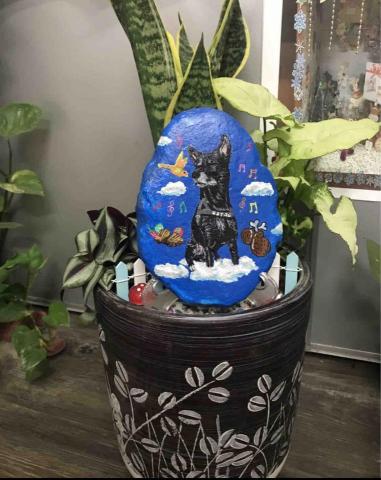 畫布、石頭彩繪(寵物、人物肖像似顏繪) - 石頭彩繪具有特色及紀念價值，此幅定價$1,500。
