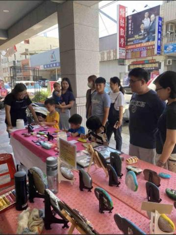 畫布、石頭彩繪(寵物、人物肖像似顏繪) - 擺攤店面實況。地點：台中大甲國王社區，順便教小朋友彩繪石頭。