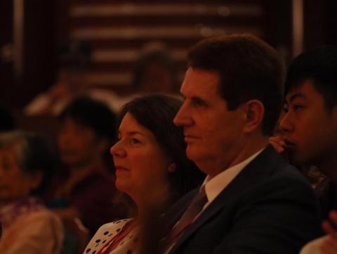 李震霖 - 於淡水國際詩歌節，與美國籍詩人協助客戶理解會議內容