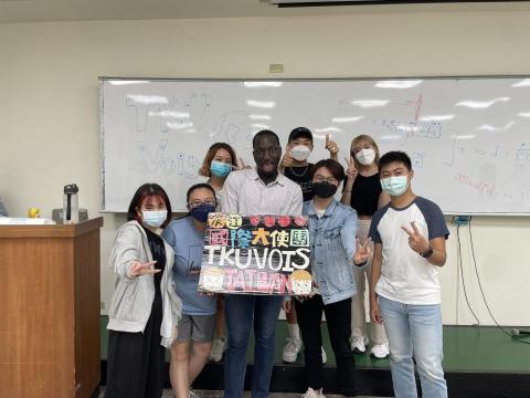 李震霖 - 擔任社團「國際大使團」社長時，社團邀請到知名YouTuber 黑龍 前來學校演講