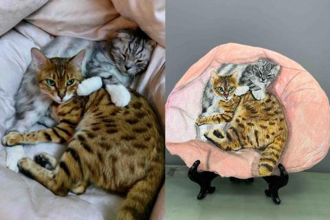 畫布、石頭彩繪(寵物、人物肖像似顏繪) - 左圖為來圖照片，希望能依照整張原來的圖像背景完整入鏡原圖重現，右圖為手繪成品，極具紀念收藏價值。(此幅客戶要求石材加大，尺寸大約為兩手掌需加價，定價$2,100)