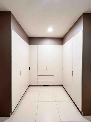 金順天工程行 - 《ㄇ字型系統衣櫃》

衣櫃轉角處一體成型且使用開門方式：增加收納大空間

拉籃使用：好拿取、好分類

門片使用180度緩衝鉸鏈：照鏡角度方便

系統櫃體及門片 可自由搭配選擇板材色系