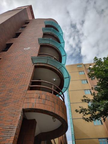 元順金屬企業股份有限公司 - 建設-樓梯外牆採光罩施作