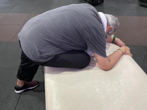 教練Nice - 銀髮族伸展教學，長者欠缺的就是肌力及柔軟度，身體太過於緊繃才會導致行動遲緩，所以可藉由有些伸展方式讓身體狀況變得更好！訓練過程更可有效提升！