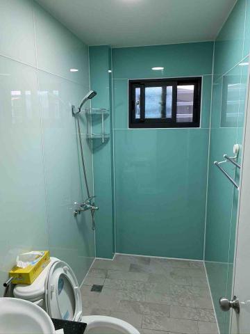 弘元裝潢有限公司 - 浴室全烤漆玻璃牆面