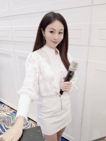 隆千娜 - 我是⼀名很會察⾔觀⾊的主持⼈
我只要⼀上台，就能在三秒內⽤親和⼒互動帶動現場
我是溫暖系主持⼈ 千娜
如果你的活動讓觀眾覺得很無感、活動很無趣，⼀定要找我主持，再冷的場⼦我都能讓它在⽕⼒四射