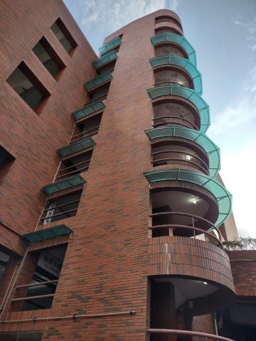 元順金屬企業股份有限公司 - 建設-樓梯外牆採光罩施作