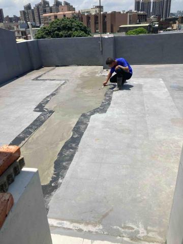 鴻銓工程有限公司 - 做泄水坡水泥恢復