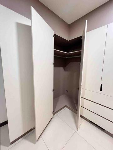 金順天工程行 - 《ㄇ字型系統衣櫃》

衣櫃轉角處一體成型且使用開門方式：增加收納大空

系統櫃體及門片 可自由搭配選擇板材色系