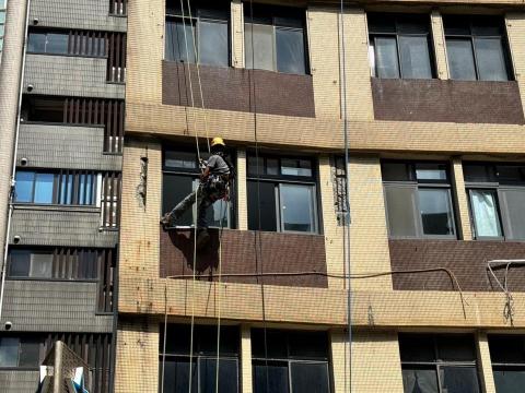 錩育有限公司 - 基隆-外牆磁磚修繕(施工中) 錩育有限公司 - 基隆-外牆磁磚修繕(施工中)