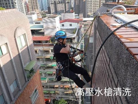 吳朝正 - 高壓水槍清洗是外牆防水耐久的關鍵