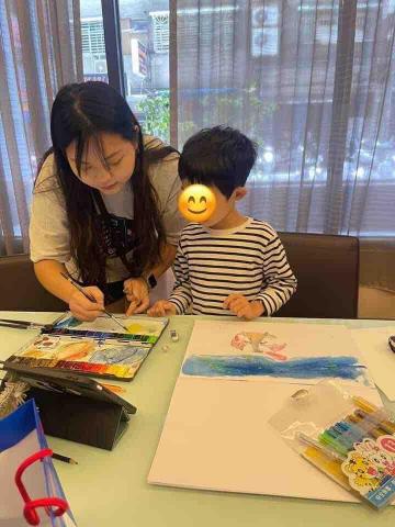 H&yuml;y - 五歲孩童的水彩培養興趣