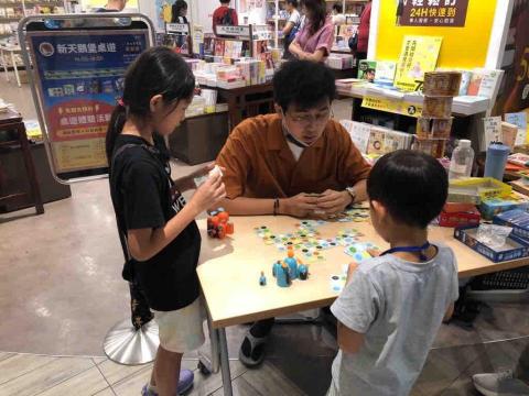 桌遊老師—專注力培養 數理訓練 戴成有 - 新天鵝堡百貨公司教學現場