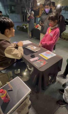 Ian - 室外簡易魔術互動及教學，增加與小朋友的互動。