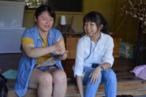 陳綉靜 - 2020年進行原住民小朋友的夏令營活動，活動為期3天，對象從幼稚園到高中生都有，我是擔任隊輔（圖左）