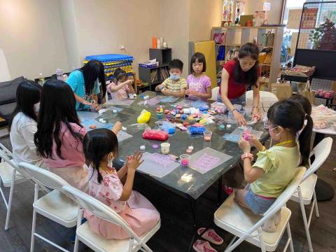 莉莉安Lilian - 安親班團體課黏土手作教學～創意布丁杯冰淇淋（利用吃完的布丁洗好回收利用，順便教育孩童地球暖化之環保事宜）