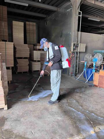 傑出專業除蟲工作室-專業除白蟻服務 - 木頭建材廠每年定期白蟻預防，要留意地底裂縫都是讓白蟻入侵的風險。