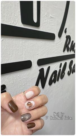 D.Rush Nail Salon - ❤️ 基本施作項目：
單色 $880 (包含基本前置保養)❤️
➻ 跳一色 (最多3色) $50
➻ 設計款式 (來圖報價) $1300起
➻ 他家卸甲續作 需要另收 $300