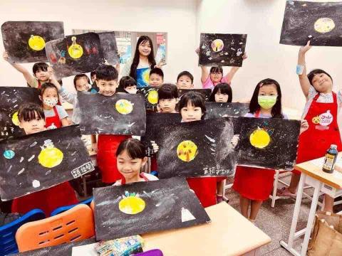 H&yuml;y - 於安親班的水彩體驗營