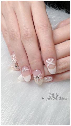 D.Rush Nail Salon - ❤️ 基本施作項目：
單色 $880 (包含基本前置保養)❤️
➻ 跳一色 (最多3色) $50
➻ 設計款式 (來圖報價) $1300起
➻ 他家卸甲續作 需要另收 $300