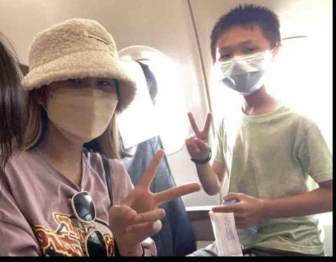 Elaine Hsu - 澎湖遊玩途中，與隔壁小孩留下美好回憶