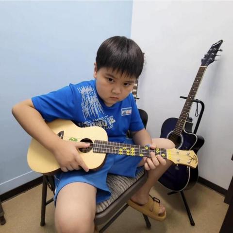 豐奇Archie老師 - 烏克麗麗，可愛小學生小胖背譜彈奏