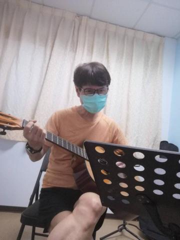 豐奇Archie老師 - 活到老學到老～喜歡老歌木吉他獨奏退休學生大哥