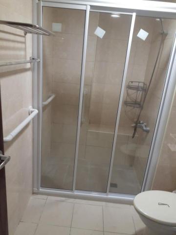 宏源工程行 - 浴缸拆除施作乾濕分離，採用3開拉門隔間