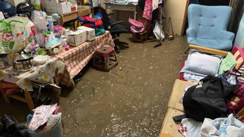 慈恩專業清潔 - 美濃災區淤泥清除前