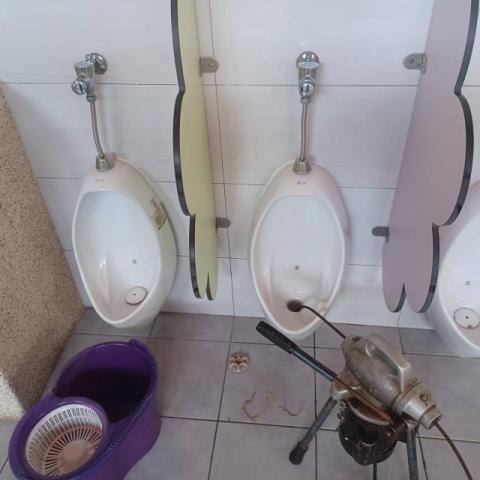 立即通企業社 - 小便斗尿垢堵塞無法使用傳統式方式疏通小便斗