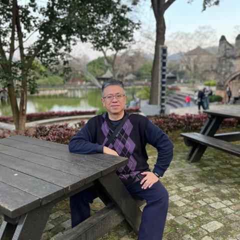 提供經營管理服務的專家張老師